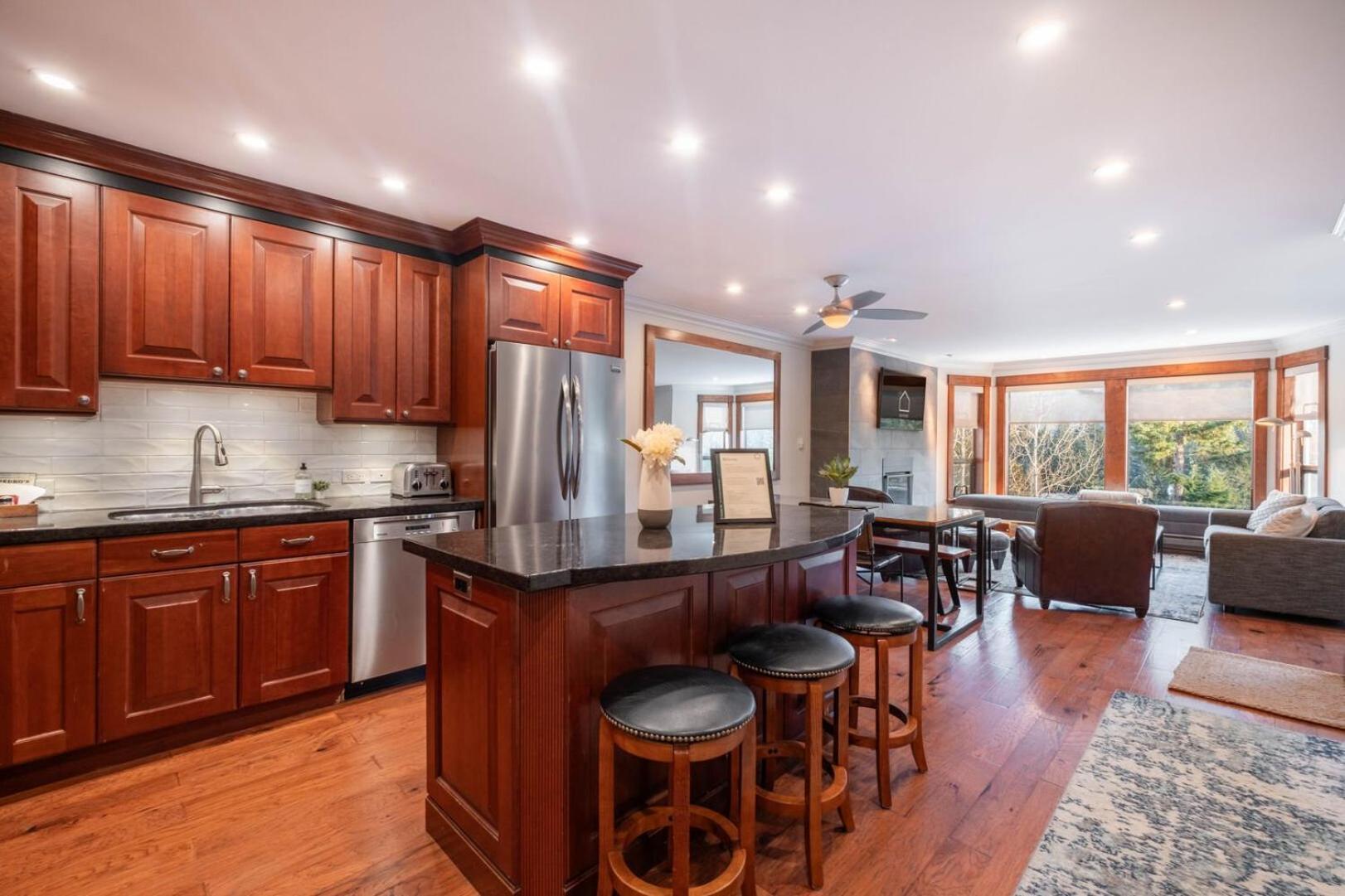 Villa Greyhawk By Outpost Whistler Extérieur photo
